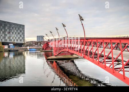 Die rote Python-Brücke (Pythonbrug) in Amsterdam, Niederlande. Stockfoto