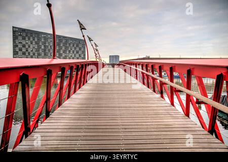 Die rote Python-Brücke (Pythonbrug) in Amsterdam, Niederlande. Stockfoto