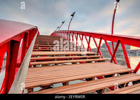 Die rote Python-Brücke (Pythonbrug) in Amsterdam, Niederlande. Stockfoto