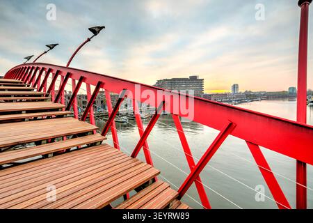 Die rote Python-Brücke (Pythonbrug) in Amsterdam, Niederlande. Stockfoto