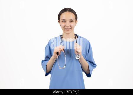 Ärztin lächelt und posiert selbstbewusst für die Kamera Stockfoto
