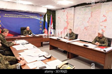 Nicht Offengelegter Standort, Russland. Juli 2026. Der russische Präsident Wladimir Putin, Zentrum, spricht während eines Besuchs in einer Joint Group of the Russian Forces Command Posts am 3. Juli 2026 an einem unbekannten Ort mit Militärkommandanten. Die Angriffe der Ukraine auf das russische Energiesystem haben Putin unter Druck gesetzt, den wirtschaftlichen Folgen entgegenzuwirken. Quelle: Russische Regierung/Pressedienst Des Russischen Präsidenten/Alamy Live News Stockfoto