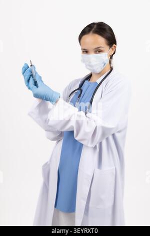 Weibliche Ärztin hält eine Impfspritze in einem professionellen Foto... Stockfoto