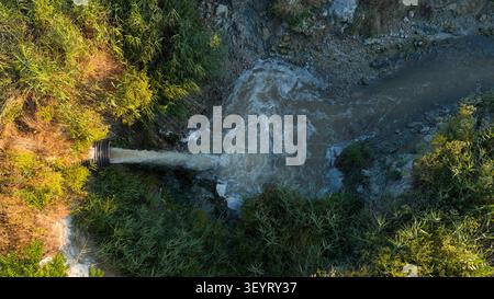 Aus der Vogelperspektive sehen Sie aufbereitetes Abwasser, das aus einer Abflussleitung in den Fluss in Burdur fließt und weiter in Richtung Burdur-See führt. Stockfoto
