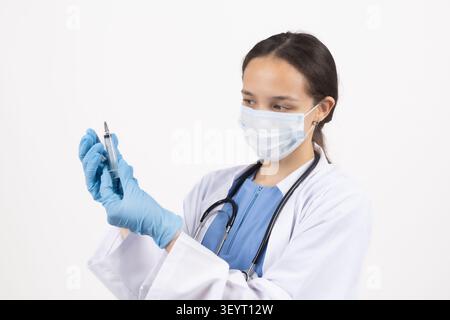 Mediziner halten die Spritze, die sie ansieht Stockfoto