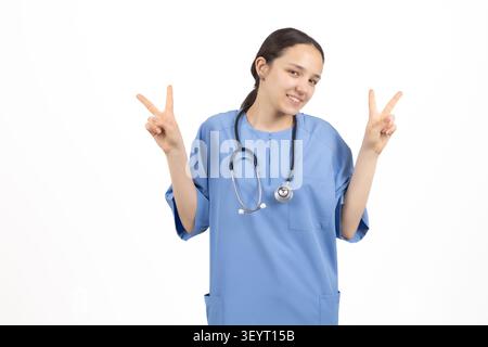 Eine Ärztin zeigt friedliche Gesten mit beiden Händen und lächelnd Stockfoto