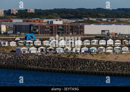 Strandhütten und Küstentwicklungen mit Blick auf die Nordsee in IJmuiden, Niederlande. Stockfoto