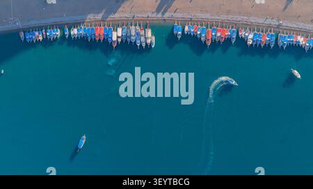Ein minimalistischer und ästhetisch ansprechender Blick aus der Luft auf die Boote entlang des Adrasan Beach und das türkisfarbene Meer, aus einem geraden Winkel Stockfoto