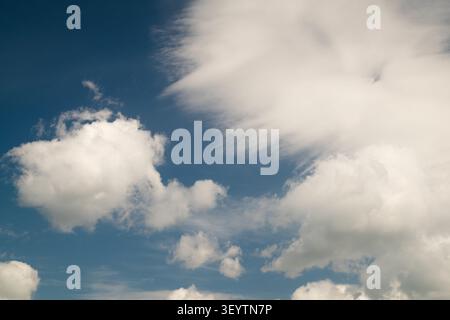 Schöne Wolken, Kumulus und Zirrus mit Copyspace Stockfoto