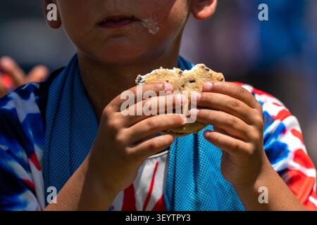 Washington, Usa. Juli 2026. Ein Junge isst ein Eissandwich während der Great American State Fair in der National Mall während der Feierlichkeiten zum 250. Jahrestag der USA am Samstag, den 4. Juli 2026 in Washington DC. Ein Feuerwerk ist für später Abend geplant. Foto: Bonnie Cash/UPI Credit: UPI/Alamy Live News Stockfoto