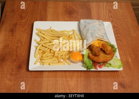 UN Mini Burger EST servi avec des frites. Stockfoto