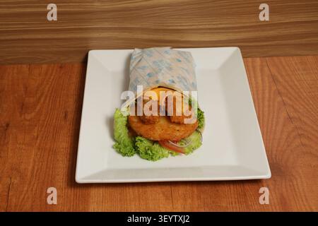 UN Mini Burger EST Servi sur une assiette. Stockfoto