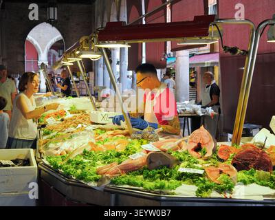 Venedig, Italien - 30. Mai 2026: Fischmarkt im Freien, auf dem frische Meeresfrüchte auf Eis serviert werden Stockfoto