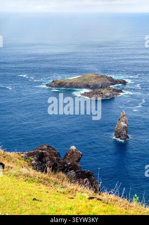 Malerische Aussicht auf Motu Nui, Motu ITI und Motu Kao Kao Kao Vulkaninseln im Pazifik von den Klippen von Orongo auf der Osterinsel, Chile. Stockfoto