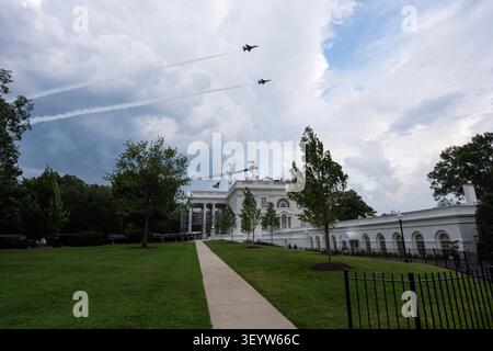 Washington, Usa. Juli 2026. Eine Thunderbirds-Staffel der United States Air Force fliegt am Samstag, den 4. Juli, über das Weiße Haus, während der Feier zum Halbjahrhundertelang in Washington, DC, USA. 2026.Credit: Aaron Schwartz/Pool über CNP Credit: abaca Press/Alamy Live News Stockfoto
