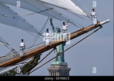 New York, USA. Juli 2026. Mit der Freiheitsstatue dahinter segelt Portugals NRP Sagres am 4. Juli 2026 durch den Hafen von New York, während sie an der „Sail4th250“ Parade of Ships teilnimmt, die zum 250. Jahrestag der USA feiert. Die Parade der Schiffe umfasste historische Großschiffe, die 40 Nationen repräsentierten, die den amerikanischen Unabhängigkeitstag feierten. (Foto: Anthony Behar/SipaUSA) Credit: SIPA USA/Alamy Live News Stockfoto