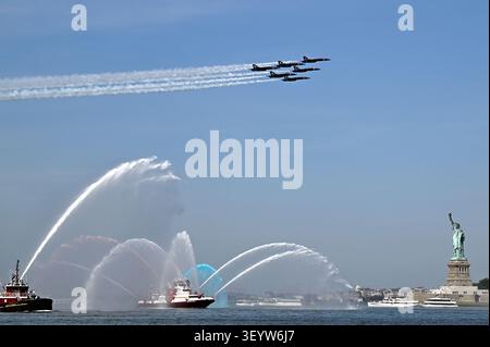 New York, USA. Juli 2026. Die U.S. Nabe Blue Angels führen einen Überflug während der „Sail4th250“ Parade of Ships aus, die den 250. Jahrestag der USA feiert und am 4. Juli 2026 durch den Hafen von New York fährt. Die Parade der Schiffe umfasste historische Großschiffe, die 40 Nationen repräsentierten, die den amerikanischen Unabhängigkeitstag feierten. (Foto: Anthony Behar/SipaUSA) Credit: SIPA USA/Alamy Live News Stockfoto