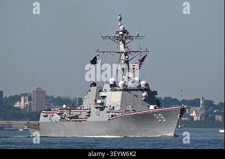 New York, USA. Juli 2026. Die USS Farragut nimmt am 4. Juli 2026 an der „Sail4th250“ Parade of Ships Teil, die zum 250-jährigen Bestehen der USA durch den Hafen von New York führt. Die Parade der Schiffe umfasste historische Großschiffe, die 40 Nationen repräsentierten, die den amerikanischen Unabhängigkeitstag feierten. (Foto: Anthony Behar/SipaUSA) Credit: SIPA USA/Alamy Live News Stockfoto