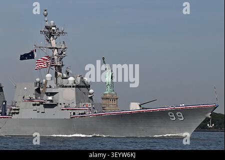 New York, USA. Juli 2026. Die USS Farragut nimmt am 4. Juli 2026 an der „Sail4th250“ Parade of Ships Teil, die zum 250-jährigen Bestehen der USA durch den Hafen von New York führt. Die Parade der Schiffe umfasste historische Großschiffe, die 40 Nationen repräsentierten, die den amerikanischen Unabhängigkeitstag feierten. (Foto: Anthony Behar/SipaUSA) Credit: SIPA USA/Alamy Live News Stockfoto