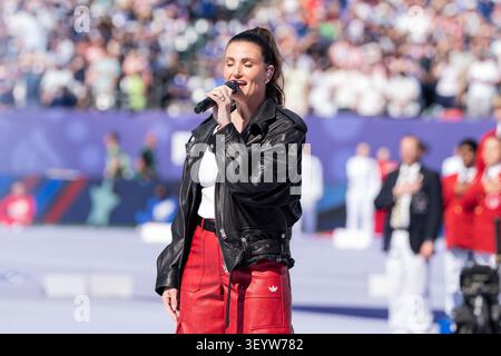 Philadelphia, Usa. Juli 2026. Idina Menzel spielt die Nationalhymne der Vereinigten Staaten vor dem Achtelfinale zwischen Frankreich und Paraguay während der FIFA Fussball-Weltmeisterschaft 2026 im Philadelphia Stadium in Philadelphia, Pennsylvania, USA am 4. Juli 2026. (Foto: Lev Radin/SIPA USA) Credit: SIPA USA/Alamy Live News Stockfoto