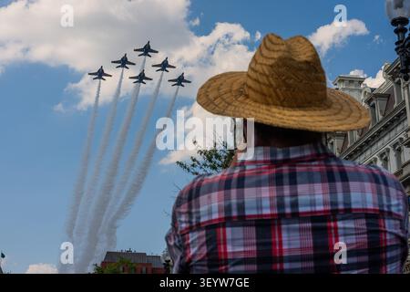 Washington, Vereinigte Staaten Von Amerika. Juli 2026. Die Blue Angels der US Navy führen am Samstag, den 4. Juli, einen Überflug über Washington, D.C. während der halbhundertjährigen Feier „Salute to America“ in Washington, D.C. durch. 2026. Credit: Aaron Schwartz/Pool/SIPA USA Credit: SIPA USA/Alamy Live News Stockfoto