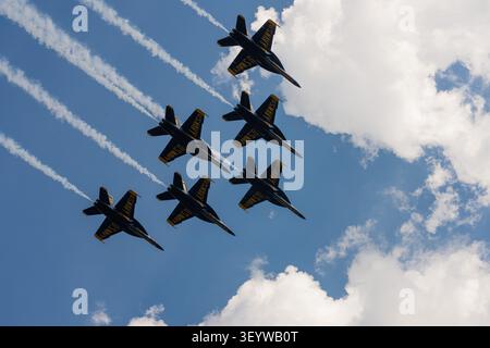 Washington, Vereinigte Staaten Von Amerika. Juli 2026. Die Blue Angels der US Navy führen am Samstag, den 4. Juli, einen Überflug über Washington, D.C. während der halbhundertjährigen Feier „Salute to America“ in Washington, D.C. durch. 2026. Credit: Aaron Schwartz/Pool/SIPA USA Credit: SIPA USA/Alamy Live News Stockfoto