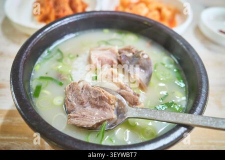 Herzhafte asiatische Rindfleischsuppe in einer Ton Schüssel mit dickem Fleisch und Reis. Serviert mit Beilagen, die ein authentisches, tröstendes lokales Esserlebnis einfangen. Stockfoto