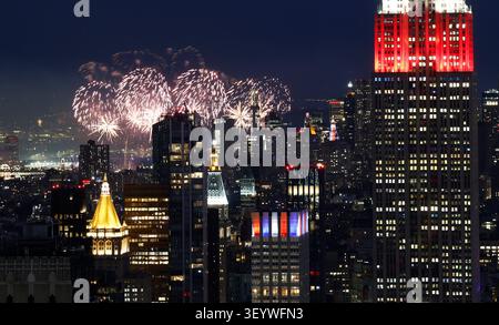 New York, United States. 04th July, 2026. The Macy's 4th of July fireworks light up the night sky as part of the celebration of America's 250th anniversary as seen From the Top of the Rock Observation Deck at Rockefeller Center in New York City on Saturday, July 4, 2026. Photo by John Angelillo/UPI Credit: UPI/Alamy Live News Stockfoto