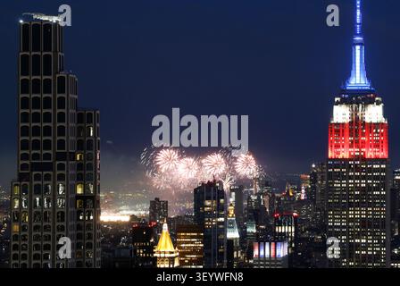 New York, United States. 04th July, 2026. The Macy's 4th of July fireworks light up the night sky as part of the celebration of America's 250th anniversary as seen From the Top of the Rock Observation Deck at Rockefeller Center in New York City on Saturday, July 4, 2026. Photo by John Angelillo/UPI Credit: UPI/Alamy Live News Stockfoto