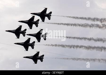 Washington, Usa. Juli 2026. USAF fliegen während der 250. Unabhängigkeitstag-Feier in der Nähe des Washington Monuments am 4. Juli 2026. Foto: Yuri Gripas/ABACAPRESS.COM Credit: Abaca Press/Alamy Live News Stockfoto