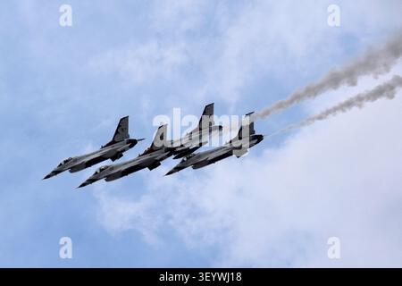 Washington, United States. 04th July, 2026. USAF Thunderbirds fly over during the 250th Independence Day Celebration near Washington Monument in Washington on July 4, 2026.Photo by Yuri Gripas/ABACAPRESS.COM Credit: Abaca Press/Alamy Live News Stockfoto