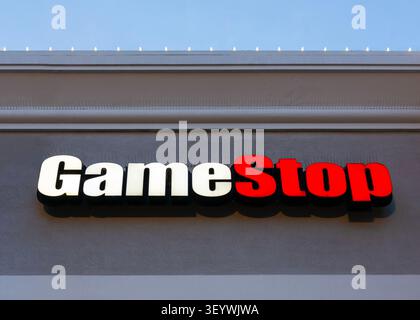 New Hartford, NY - 21. Juni 2026: Nächtlicher Blick auf die beleuchtete Fassade des GameStop-Schilds am 4798 Commercial Drive in New Hartford, NY 13413 Stockfoto