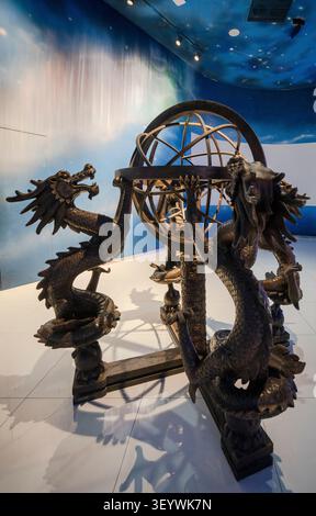 Eine Nachbildung einer antiken chinesischen Armillarsphäre mit Drachenskulpturen im Astronomie-Museum Pingtang in Guizhou, China Stockfoto