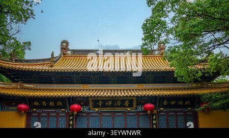 Traditionelle Fassade und golden verglasiertes Dach des Puji-Buddhistischtempels auf dem Berg Putuo, Zhoushan, Provinz Zhejiang, China Stockfoto