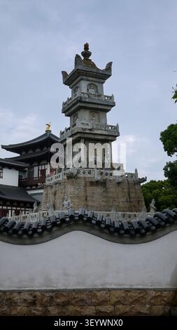 Duobao-Pagode aus der Yuan-Dynastie, ein buddhistischer Turm im Hokanin-Stil aus Stein auf dem Berg Putuo, Zhoushan, Zhejiang-Provinz, China Stockfoto