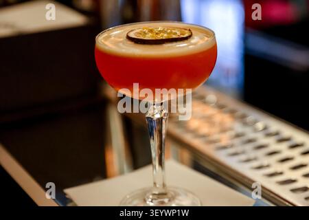 Mit Passionsfrucht garnierter Cocktail im House of Bols Cocktail Experience in Amsterdam, Niederlande. Stockfoto
