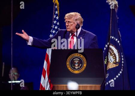 US-Präsident Donald Trump spricht während der Feier „Salute to America 250“ in der National Mall in Washington, DC, USA. Juli 2026. Das Feuerwerk, das der Rede des Präsidenten folgte, ist angeblich das größte in der Geschichte, mit 850.000 Granaten in 40 Minuten. Quelle: Abaca Press/Alamy Live News Stockfoto