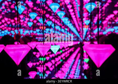 Diamond Matrix immersive Lichtinstallation von Studio Irma im Moco Museum in Amsterdam, Niederlande. Stockfoto