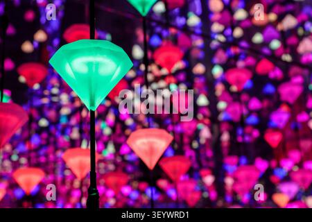 Diamond Matrix immersive Lichtinstallation von Studio Irma im Moco Museum in Amsterdam, Niederlande. Stockfoto