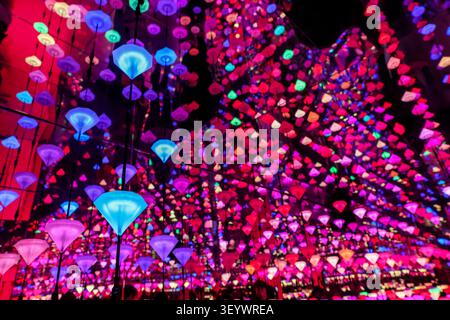Diamond Matrix immersive Lichtinstallation von Studio Irma im Moco Museum in Amsterdam, Niederlande. Stockfoto
