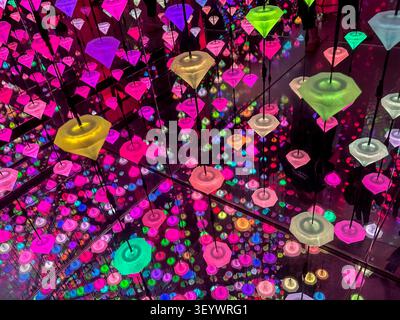 Diamond Matrix immersive Lichtinstallation von Studio Irma im Moco Museum in Amsterdam, Niederlande. Stockfoto