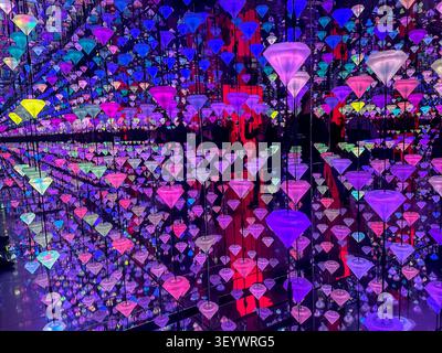Diamond Matrix immersive Lichtinstallation von Studio Irma im Moco Museum in Amsterdam, Niederlande. Stockfoto