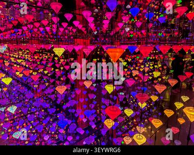 Diamond Matrix immersive Lichtinstallation von Studio Irma im Moco Museum in Amsterdam, Niederlande. Stockfoto
