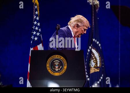 Washington DC, USA. Juli 2026. US-Präsident Donald Trump spricht während der Feier „Salute to America 250“ in der National Mall in Washington, DC, USA. Juli 2026. Das Feuerwerk, das der presidentÕs-Rede folgte, ist angeblich das größte in der Geschichte, mit 850.000 Granaten, die in 40 Minuten gestartet wurden. Quelle: SIPA USA/Alamy Live News Stockfoto