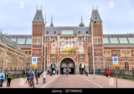 Vorderfassade des Rijksmuseums mit Vermeer-Ausstellungsbanner auf dem Museumplein in Amsterdam, Niederlande. Stockfoto