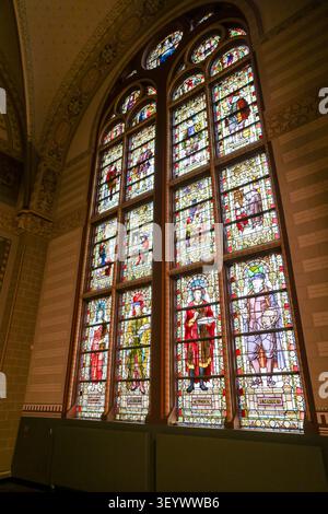 Buntglasfenster von W. F. Dixon in der Großen Halle des Rijksmuseums in Amsterdam, Niederlande. Stockfoto