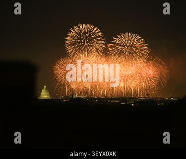 Washington, DC, USA. Juli 2026. Feuerwerk zum 250-jährigen Jubiläum am 4. Juli 2026 in der National Mall aus dem Viertel Mount Pleasant in Washington, DC. (Foto von Ethan Johnson/SIPA USA) Credit: SIPA USA/Alamy Live News Stockfoto