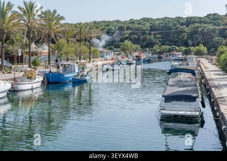 PORTO PINO, 2026. april 30; Leitartikel Stadtbild mit wenig Aktivität am Kanalhafen an der Mittelmeerküste, aufgenommen im hellen Frühlingslicht am 30. april, Stockfoto