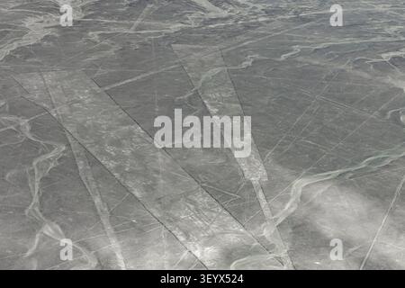 Luftaufnahme der geometrischen Wüstenlinien und der alten Geoglyphenmuster der berühmten Nazca-Linien im Süden Perus Stockfoto