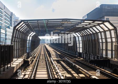 Perspektivische Ansicht des Nahverkehrszugs, der durch Gleise mit Schallschutz in der Stadt Kuala Lumpur fährt. Schallschutztunnel sind konstruiert Stockfoto